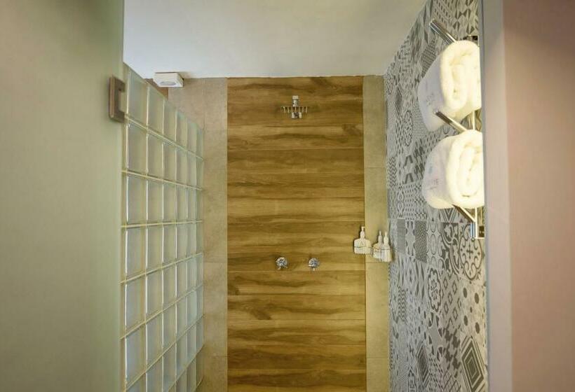 جناح جونيور, Santosi