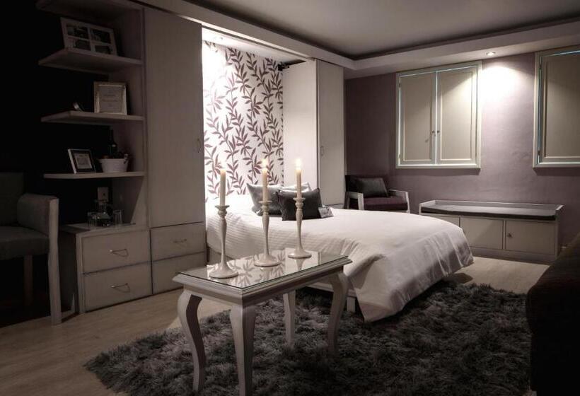 جناح عائلي, Santosi