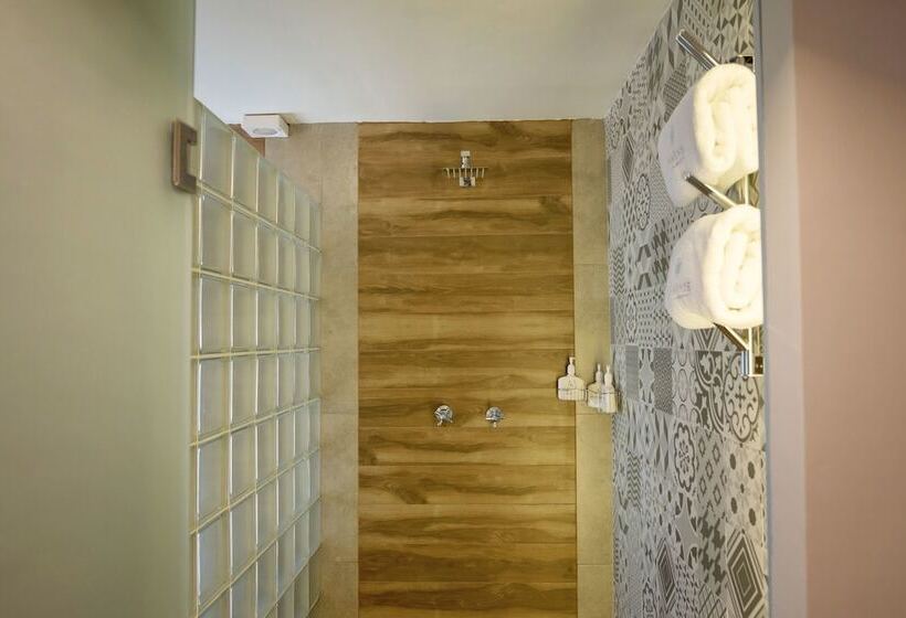 جناح جونيور, Santosi