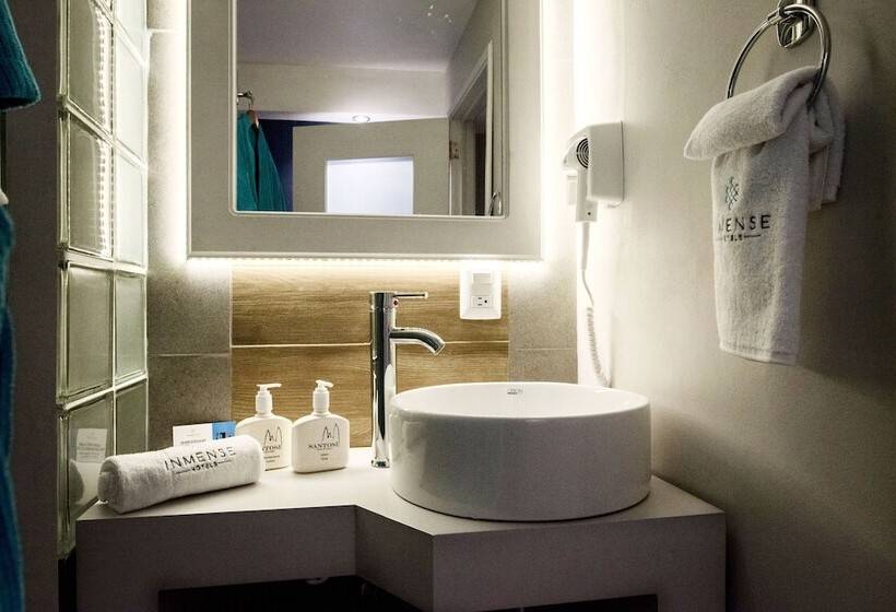 جناح عائلي, Santosi