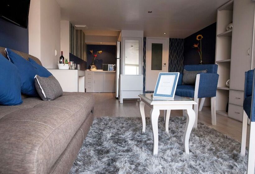 جناح عائلي, Santosi