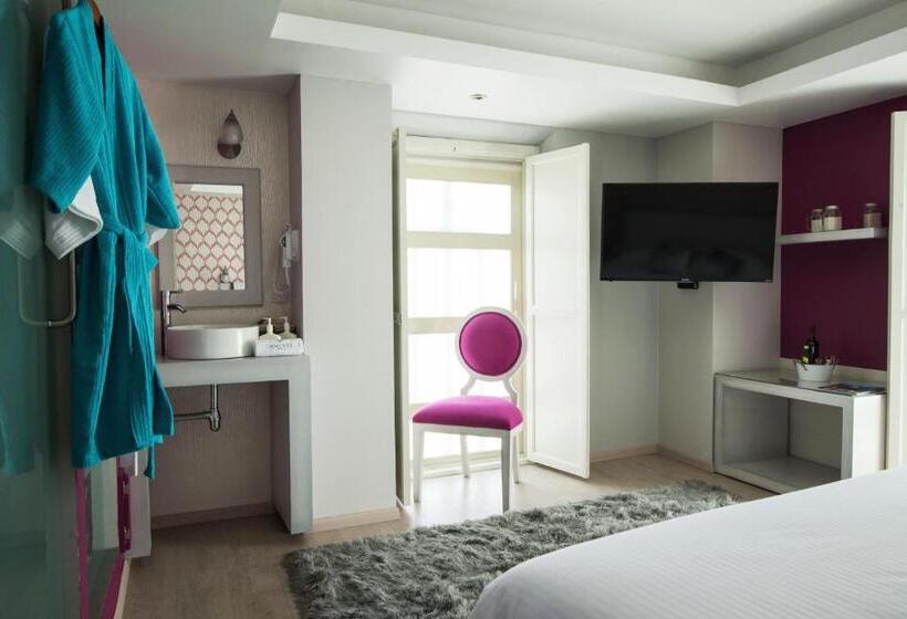 جناح جونيور, Santosi