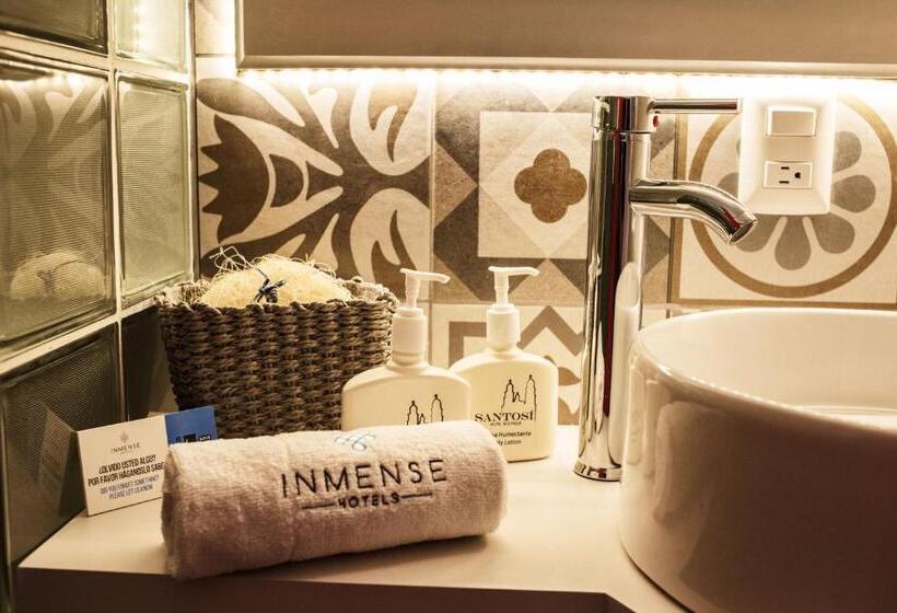 جناح عائلي, Santosi