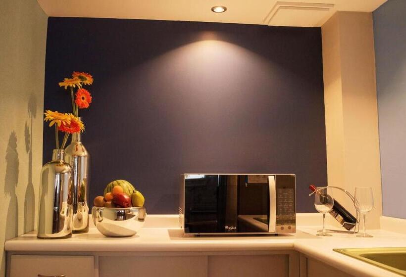 جناح عائلي, Santosi