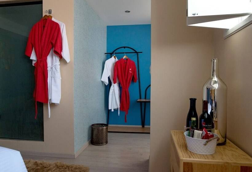 جناح جونيور, Santosi