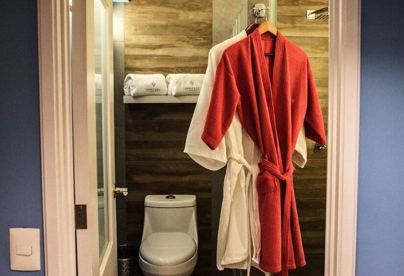 جناح عائلي, Santosi