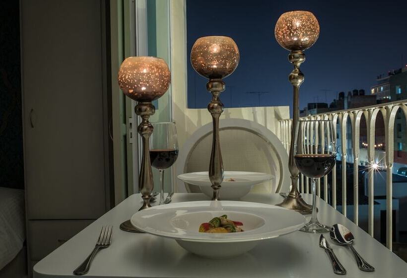 جناح عائلي, Santosi