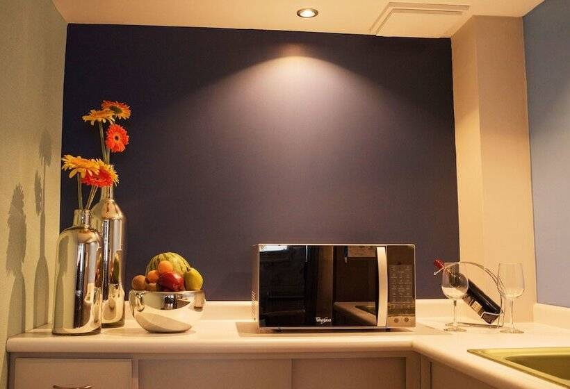 جناح عائلي, Santosi