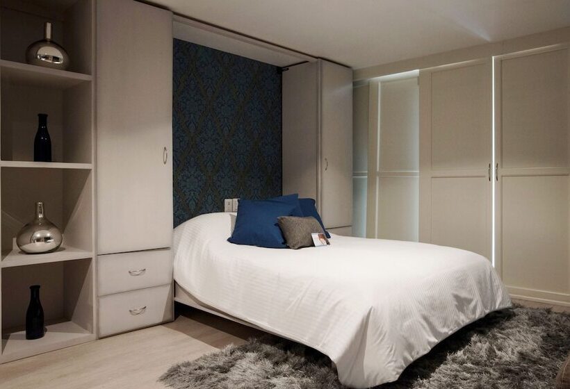 جناح عائلي, Santosi