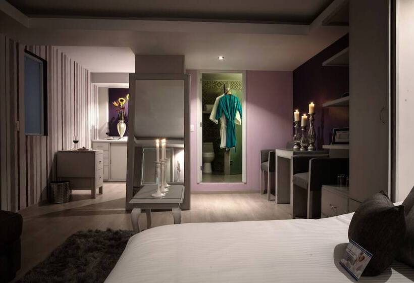 جناح عائلي, Santosi