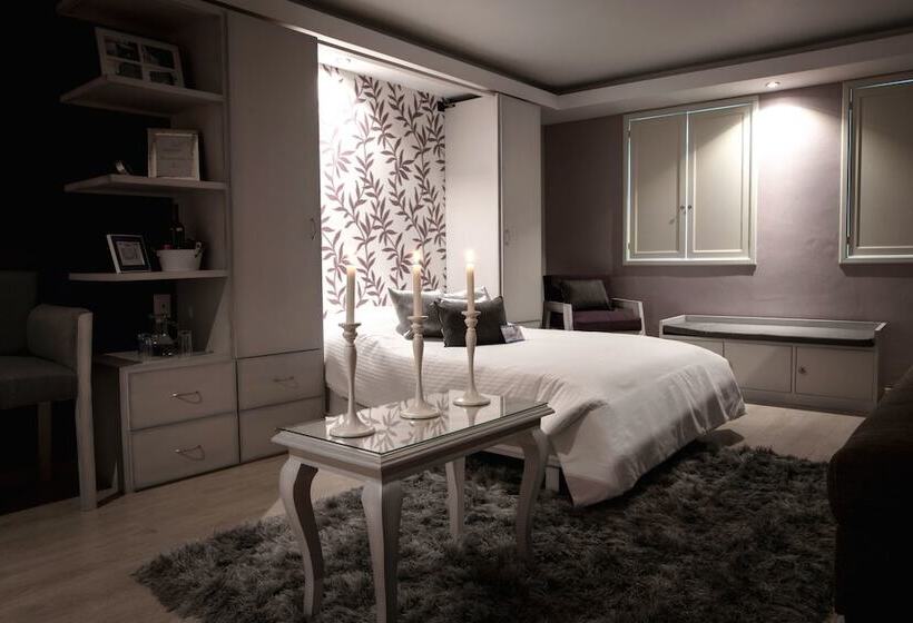 جناح عائلي, Santosi