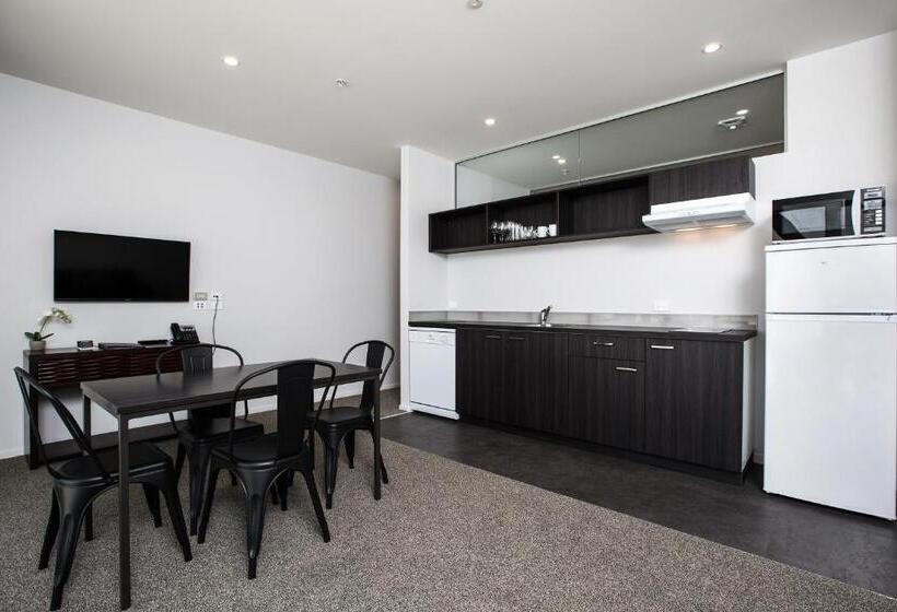 اتاق خانوادگی, The Metrotel