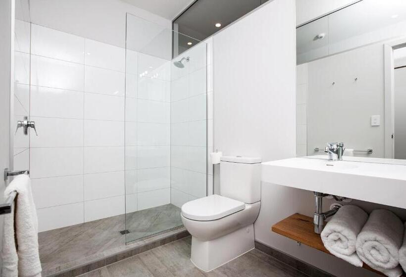 اتاق خانوادگی, The Metrotel