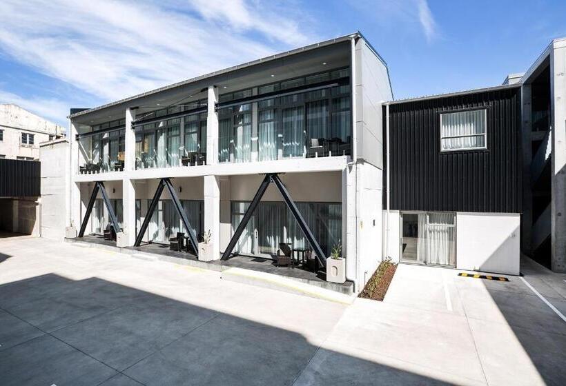 اتاق خانوادگی, The Metrotel