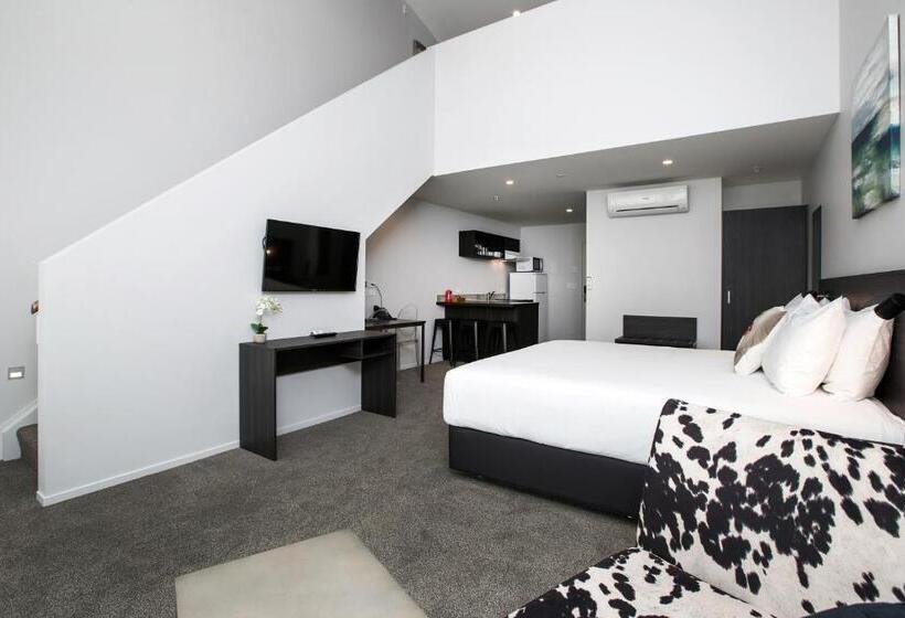 اتاق خانوادگی, The Metrotel