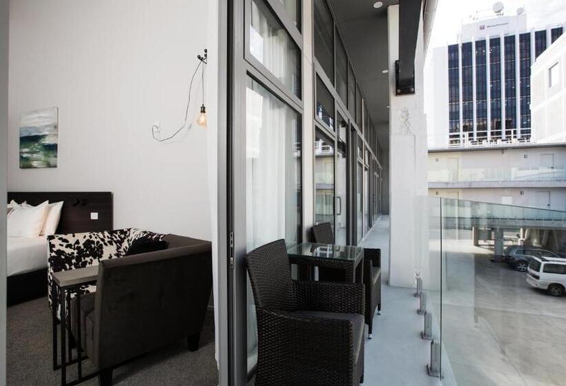 اتاق خانوادگی, The Metrotel