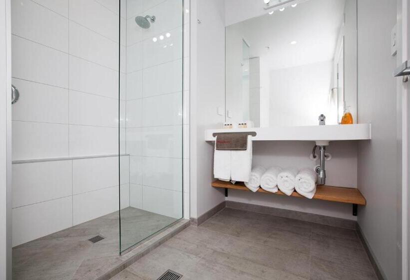 اتاق خانوادگی, The Metrotel