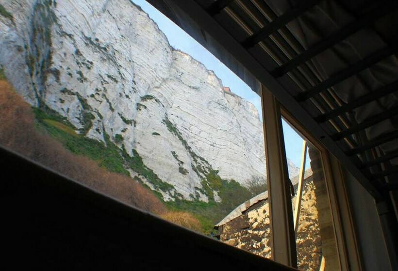 ルームシェアのワンベッド, Dover Adventure Backpackers