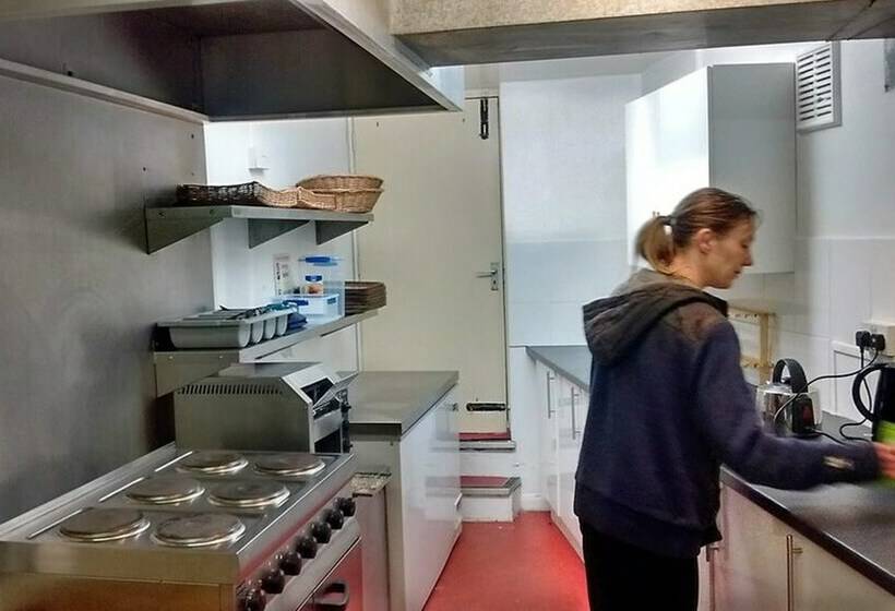 ルームシェアのワンベッド, Dover Adventure Backpackers