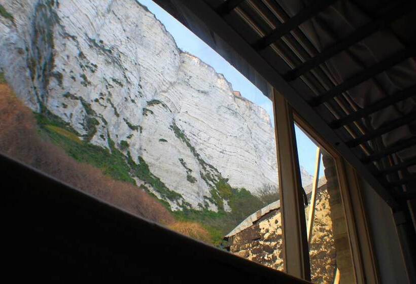 ルームシェアのワンベッド, Dover Adventure Backpackers