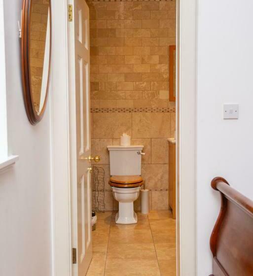 اتاق خانوادگی, Parade School Guest Rooms