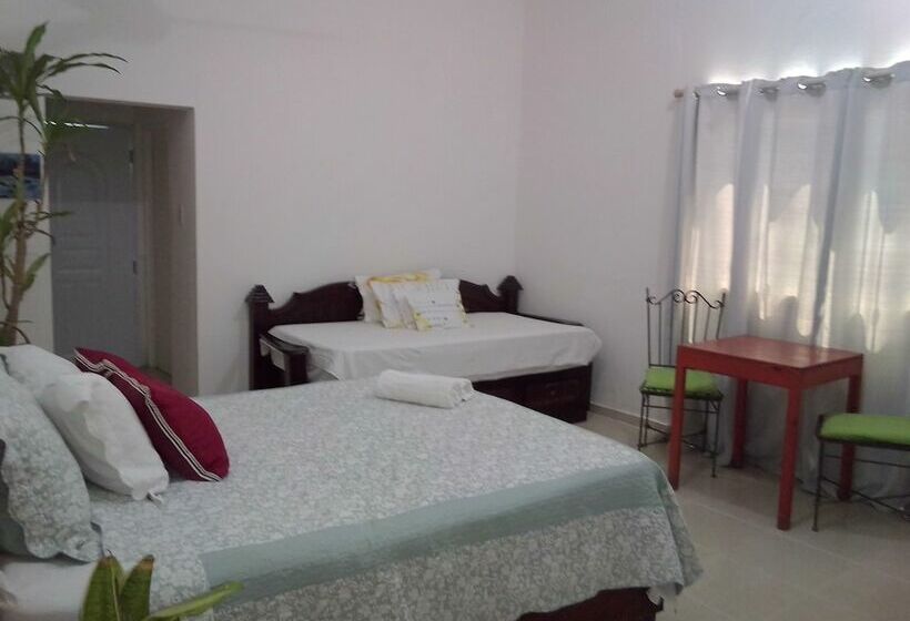 חדר משפחתי, Boutique Simona