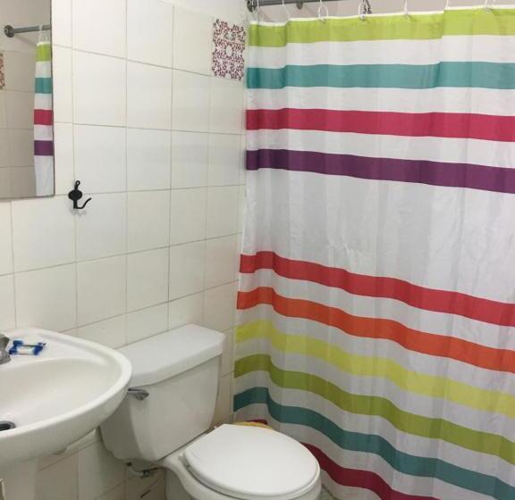 חדר משפחתי, Boutique Simona