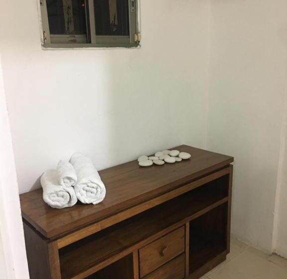 חדר משפחתי, Boutique Simona