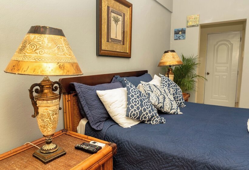 חדר משפחתי, Boutique Simona