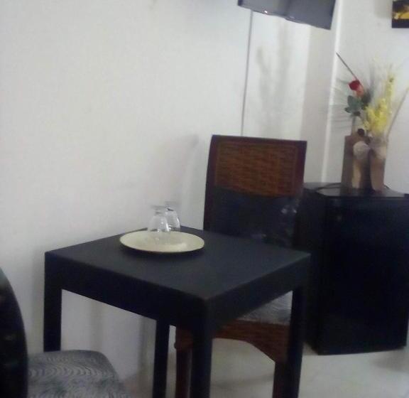 חדר משפחתי, Boutique Simona