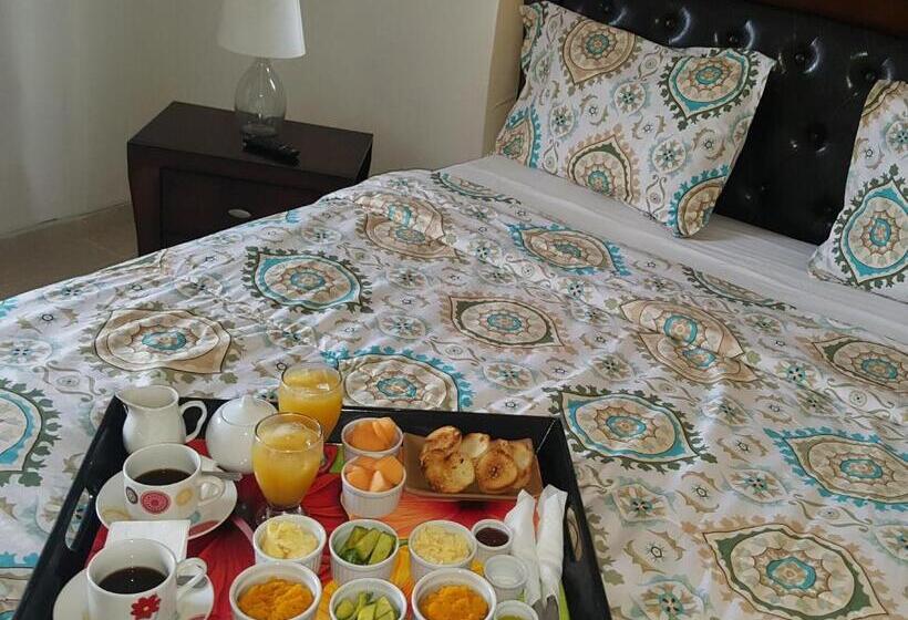 חדר משפחתי, Boutique Simona