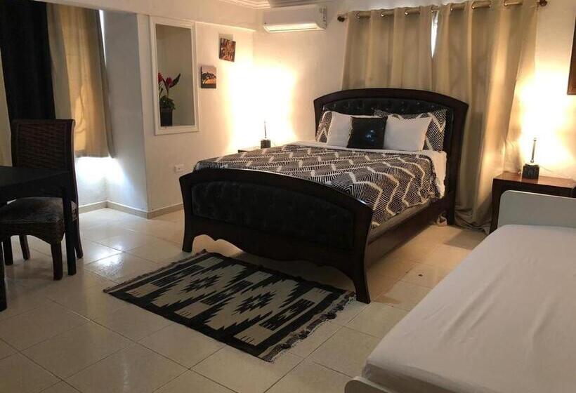 חדר משפחתי, Boutique Simona