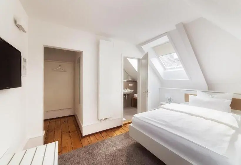 Standard Yhden Hengen Huone, Villa8