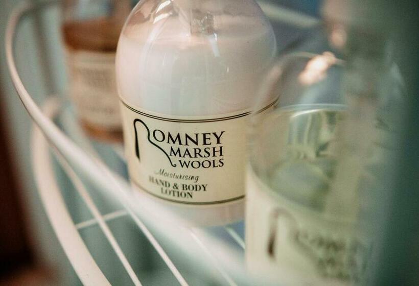 اتاق سوپریور, Red Cottage B&b