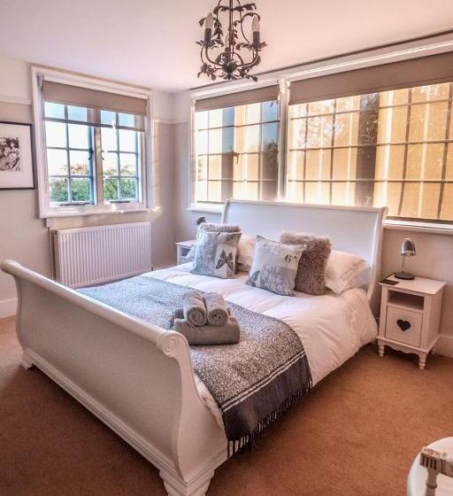 اتاق سوپریور, Red Cottage B&b