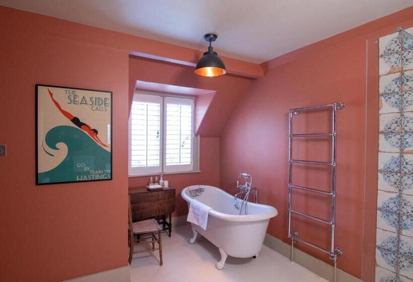 اتاق لوکس, Red Cottage B&b