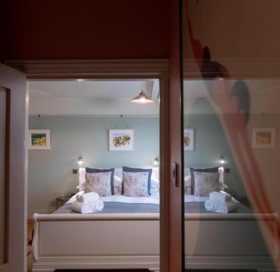 اتاق لوکس, Red Cottage B&b