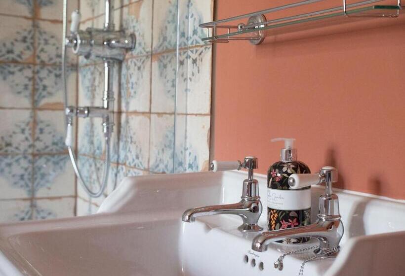 اتاق لوکس, Red Cottage B&b