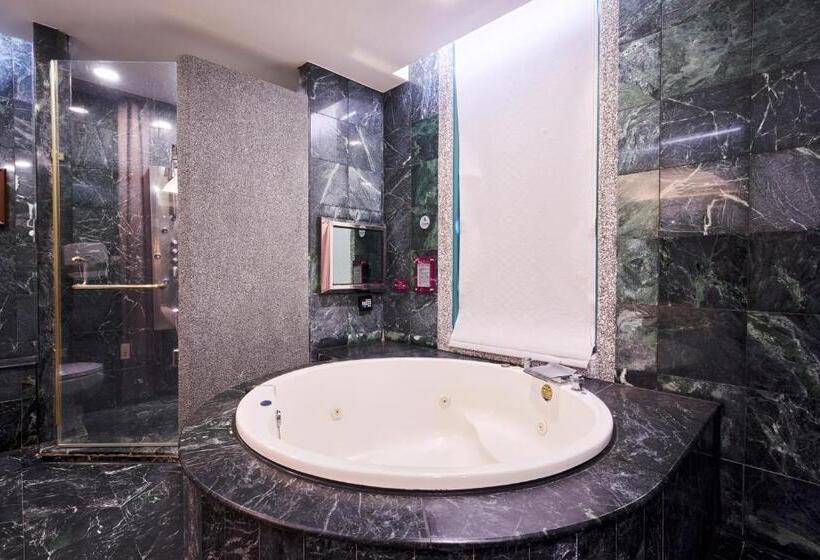 اتاق لوکس, Holiday Motel