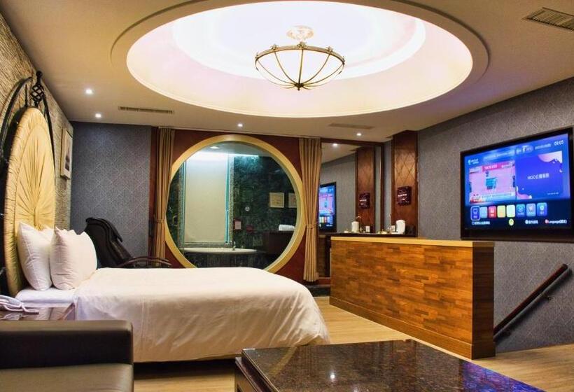 اتاق لوکس, Holiday Motel