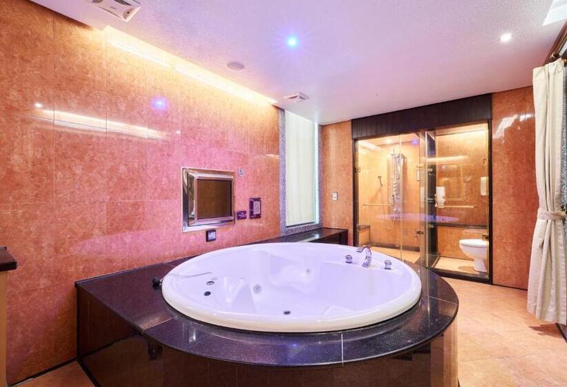 اتاق لوکس چهار تخته, Holiday Motel