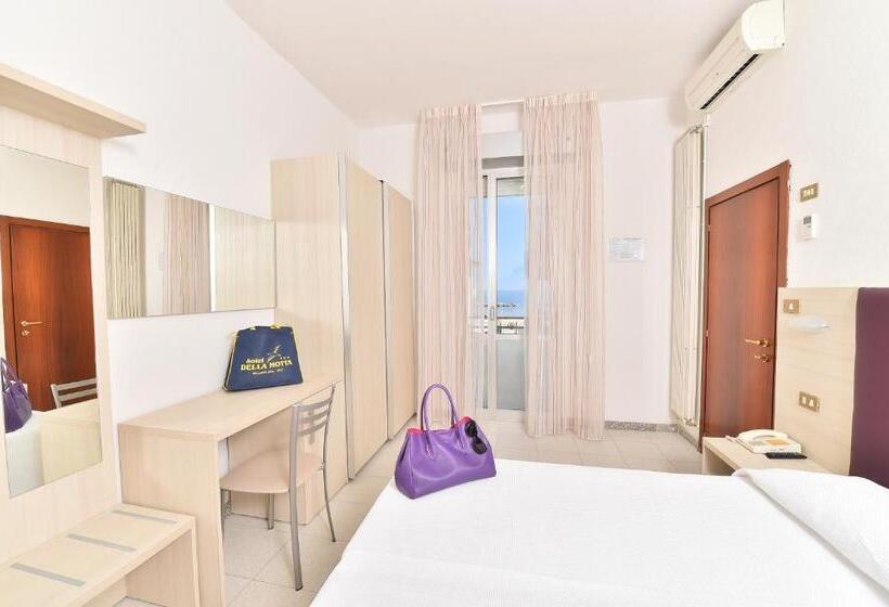 Habitació Estàndard, Della Motta