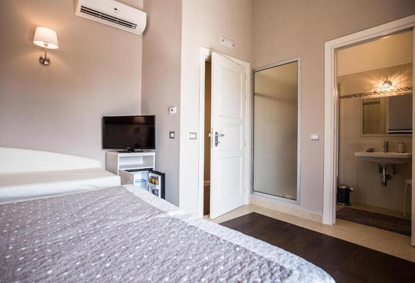 Четырехместный Номер Стандарт с Балконом, Il Fortino