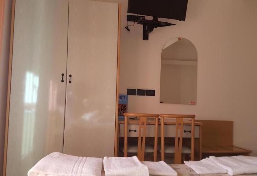 اتاق استاندارد سه نفره, Patrizia