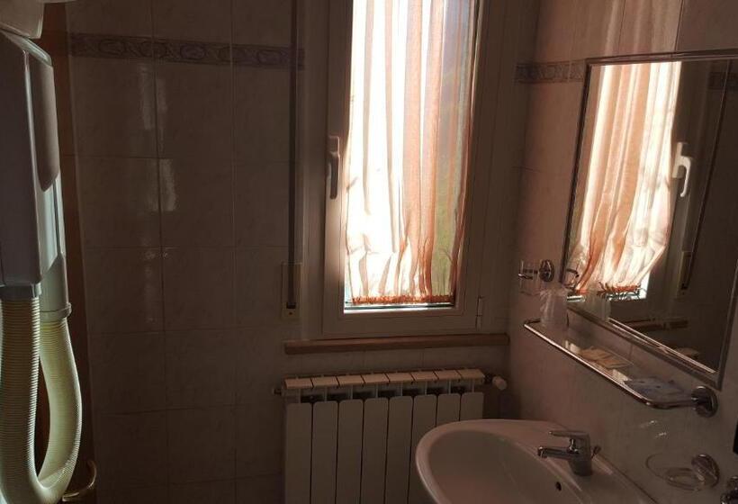 اتاق استاندارد سه نفره, Patrizia