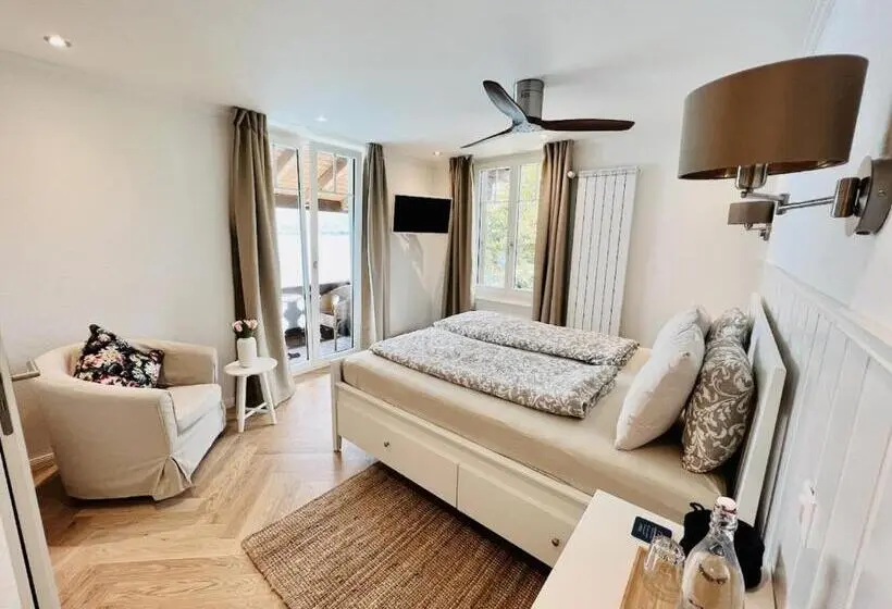 オーシャンビューデラックスルームバルコニー付き, Boutique Hotel Niesenblick   Direkt Am Thunersee Gelegen Mit Self Check In & Digitaler Rezeption