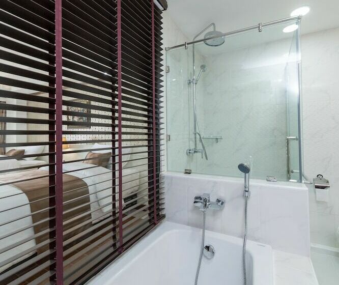 디럭스 룸, De Ladda