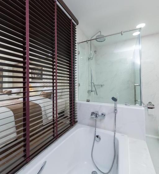 디럭스 룸, De Ladda