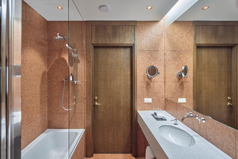 디럭스 룸, De Ladda