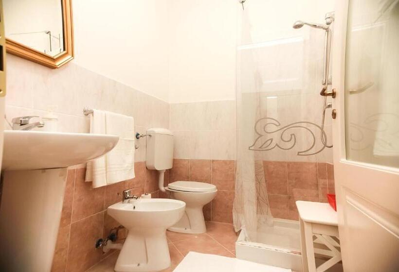 غرفة قياسية سرير كينج لذوى الإحتياجات الخاصة, La Boheme Smart